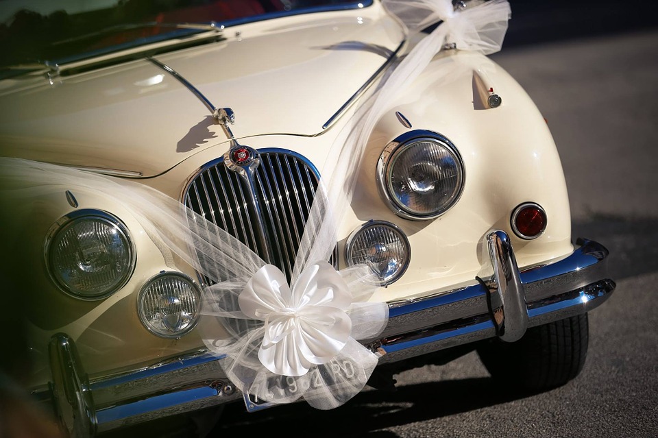 Enrich Your Wedding Day with an Extravagant Car